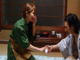 美人でエロ体型と評判の仲居さんがいる旅館に行って 人妻の仲居さんをチップで口説いてみたら･･･4時間　サンプル画像05